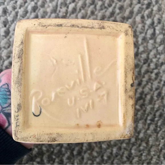 Roseville Pottery Pink Snowberry IVI-7 Bud vase, circa 1947 (?) - Picture 2 of 2